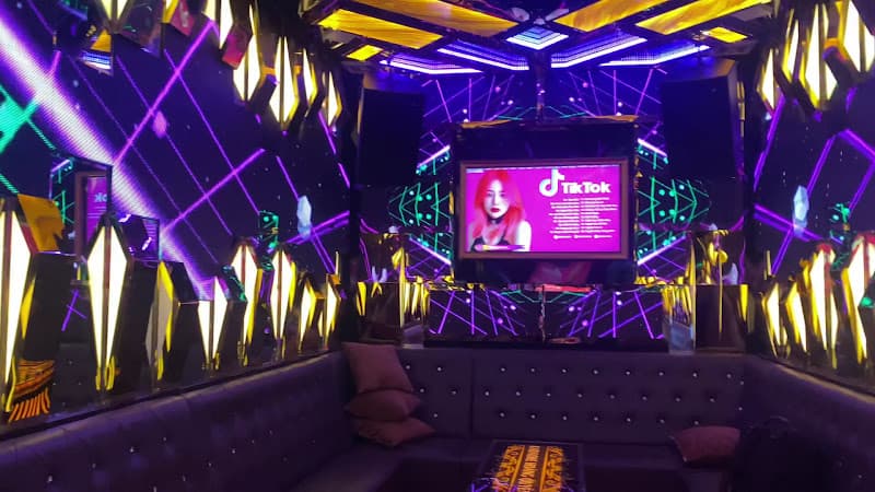 Hình ảnh karaoke Hoàng Quyên - 3