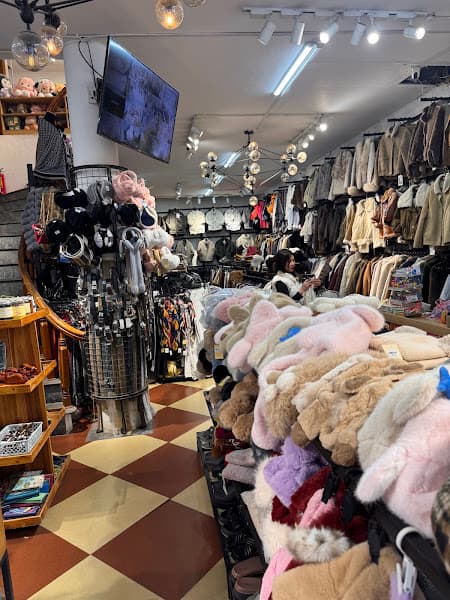 Hình ảnh Sapa treckking & souvenir shop ( di dỉ dì di cái gì cũng có ) - 4