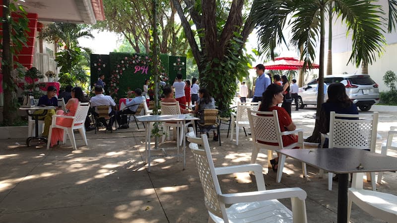 Nhà Hàng Hoà Thành