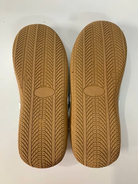 Hình ảnh Aplus VN - Quick Laundry & Shoes Services Same Day/Giặt Sấy & Hấp & Vệ Sinh Giày Nhanh - 2