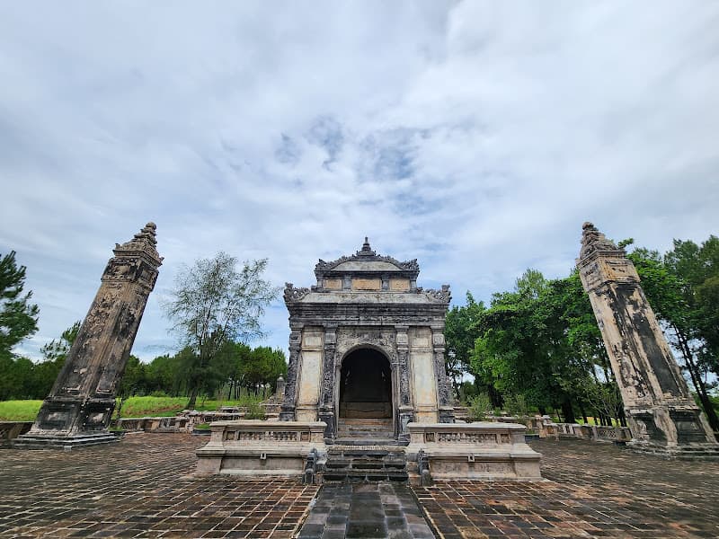 Ảnh bìa Tư Lăng - Lăng mộ vua Đồng Khánh