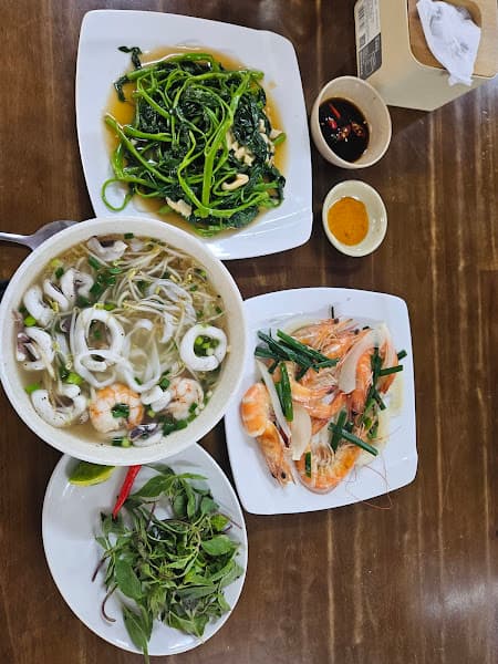 Hình ảnh Cơm Gia Đình - Phở Hà Nội - Mỳ Quảng - Hải sản tươi sống bình dân - 2