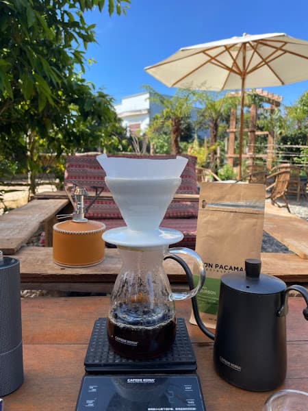 Tiệm Cà Phê Nâu Đất