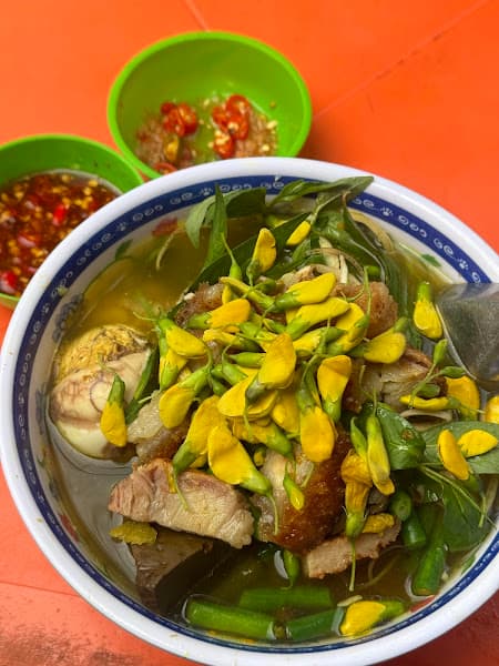 Bún cá vỉa hè, chất lượng nhà hàng