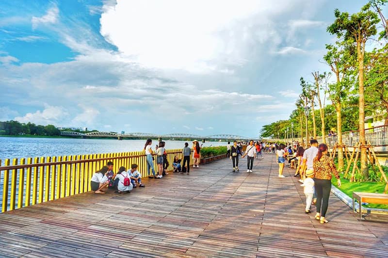 Đường đi bộ trên sông Hương