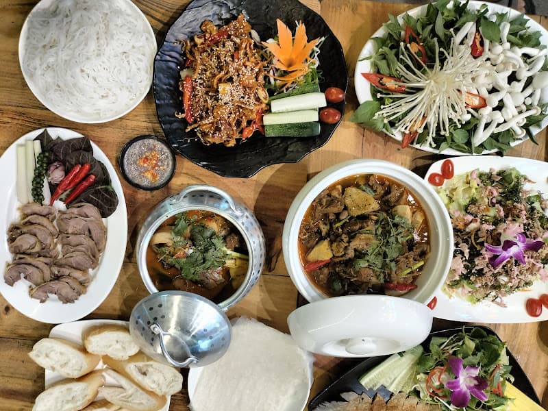 Hình ảnh Nẫu Quán . Lẩu Gà Lá É - 5