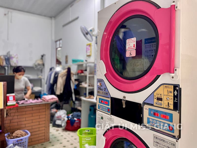 Hình ảnh Giặt ủi siêu tốc Miss Giang CN1 - Giặt sấy lấy nhanh, giặt là áo vest, đánh giày, ủi hơi nước, giặt rèm cửa - 4