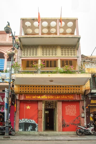 Nhà Lưu niệm Hồ Chí Minh