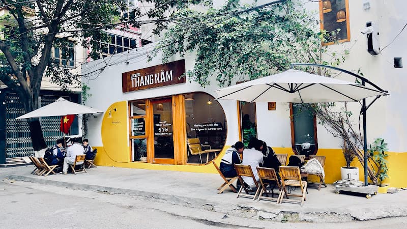 Tiệm Cafe Tháng 5 Lửa Hồng