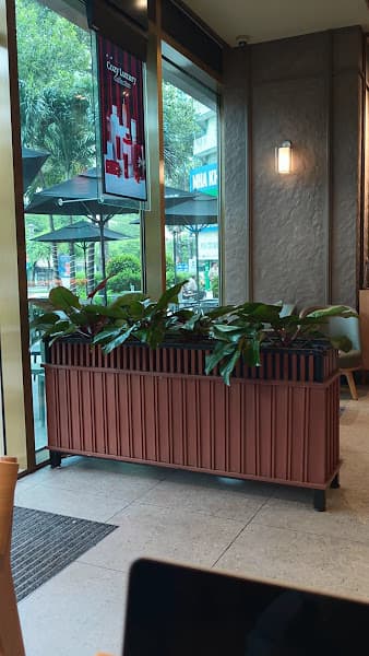 Hình ảnh Starbucks Golden Plaza - 2