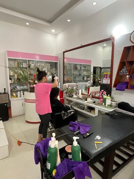 Hình ảnh Lương Bình gội đầu làm Nail - 4