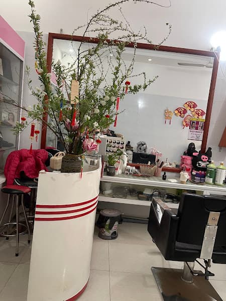 Hình ảnh Lương Bình gội đầu làm Nail - 3