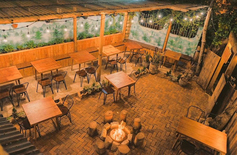 Tiệm Gà Hạnh Phúc - Gà Nướng Cơm Lam & Lẩu Gà Lá é