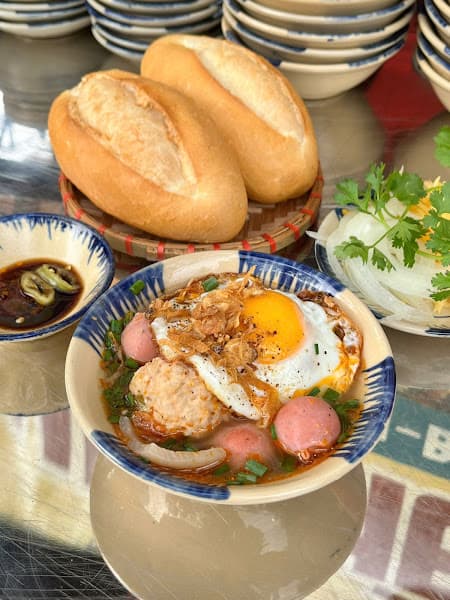 Hình ảnh Xóm Chén - Bánh Bèo, Xíu Mại Chén Đường Ray - 2