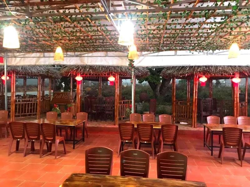 Nhà hàng lá cọ ngòi đum