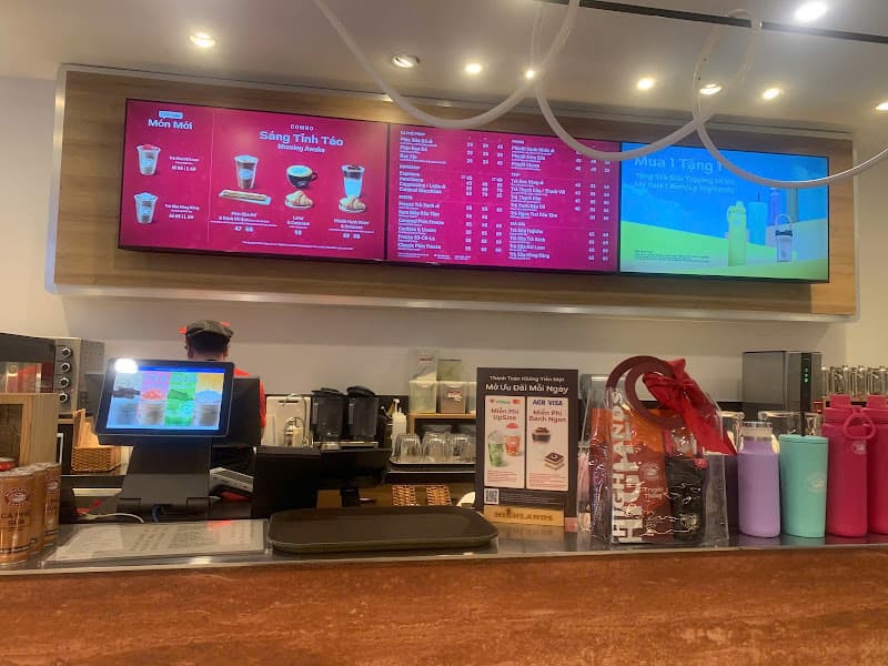 Hình ảnh Highlands Coffee UEF University HCMC - 2