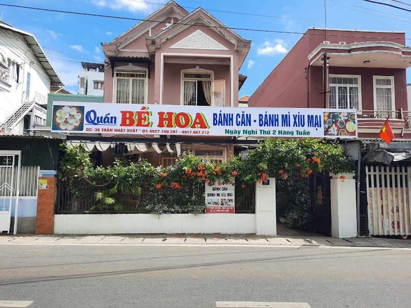 Bánh căn- bánh mì xíu mại Bé Hoa