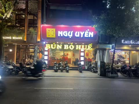 Ảnh bìa BÚN BÒ HUẾ NGỰ UYỂN - 8 CHÙA LÁNG