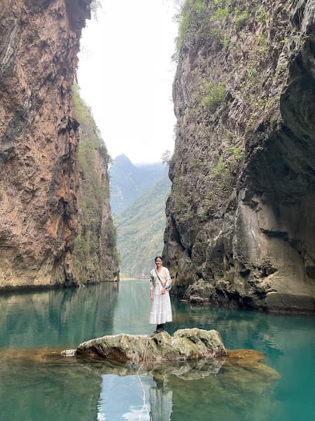 Ảnh bìa Hẻm vực Khâu Vai