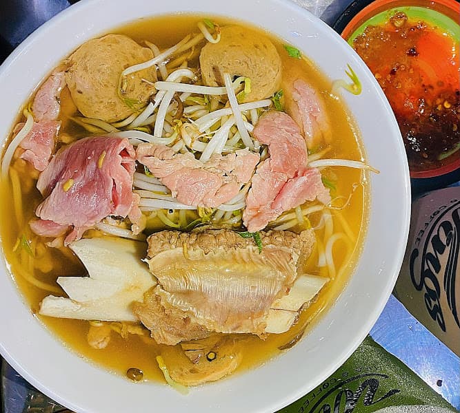 Bún bò huế 24/24 ( Quán nhà Trâm Trúc )