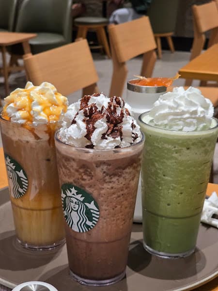 Hình ảnh Starbucks Golden Plaza - 3