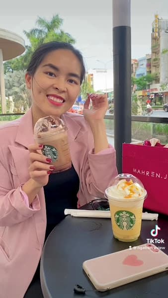 Hình ảnh Starbucks Emporium - 3