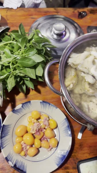 Hình ảnh Tiệm Gà Hạnh Phúc - Gà Nướng Cơm Lam & Lẩu Gà Lá é - 3