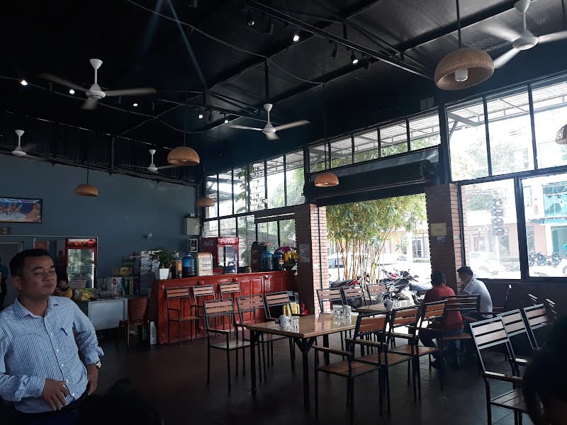 Ảnh bìa Nhà hàng con bò vàng - cửa tiền