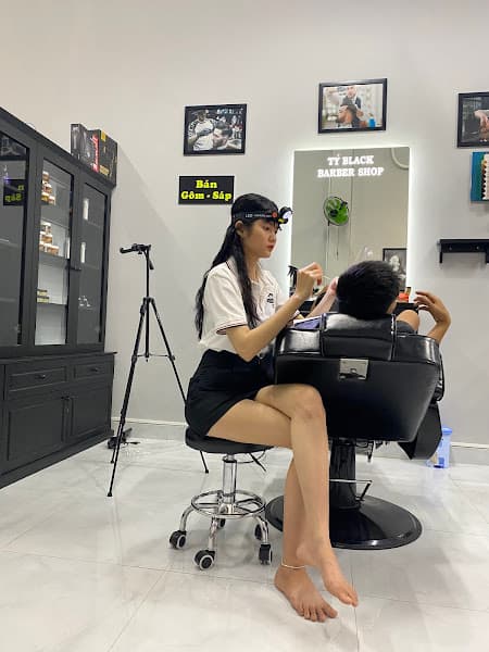 Hình ảnh Tý black barber shop - 2
