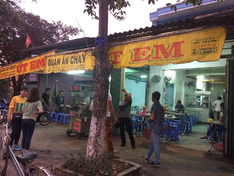 Hội long hoa Quán Chay Út Em