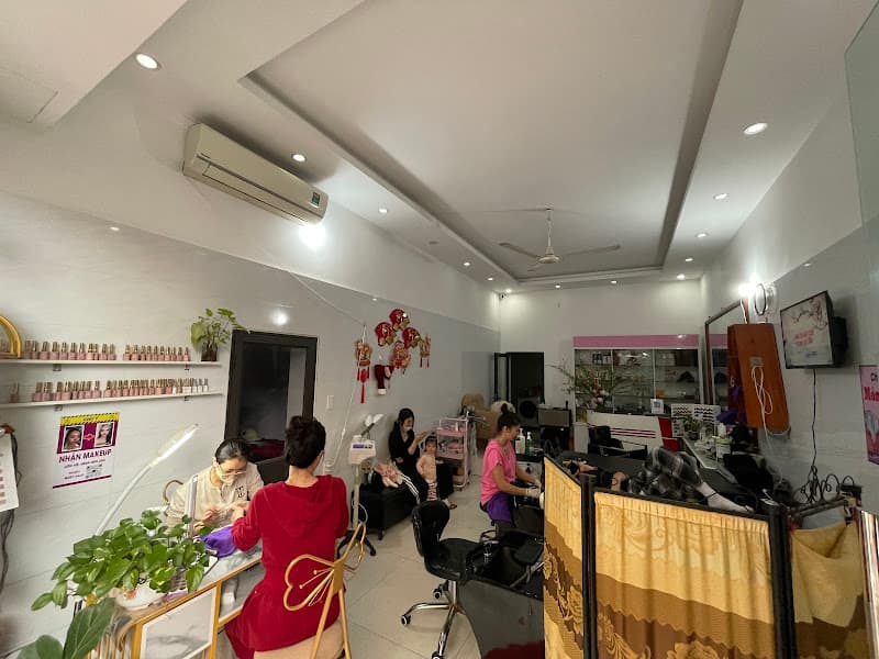 Ảnh bìa Lương Bình gội đầu làm Nail