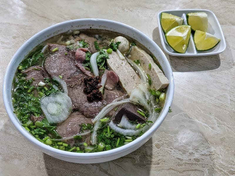 Ảnh bìa BÚN BÒ HUẾ PHỞ BÒ HONG THẮM