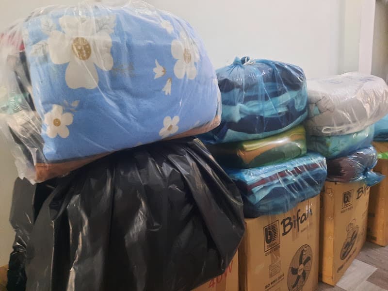 Giặt ủi quần áo, chăn màn...