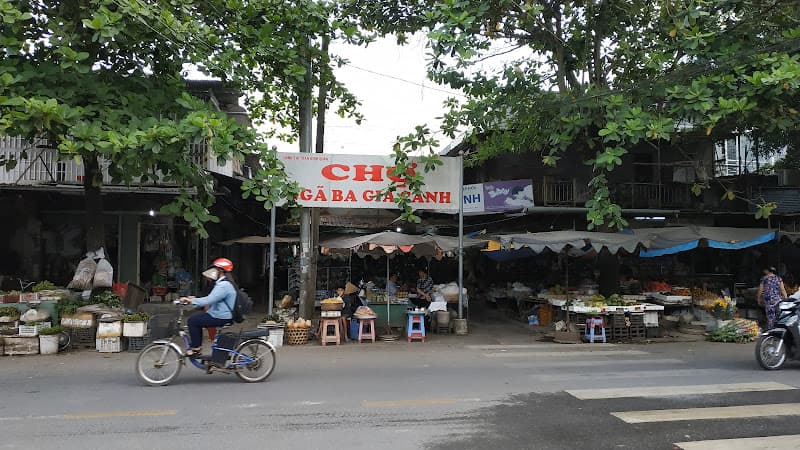 Chợ Ngã Ba Gia Canh