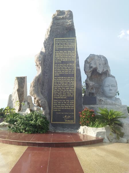 Hình ảnh Tượng đài Đốc binh Lê Cẩn và Nguyễn Giao - 2