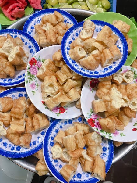 Hình ảnh Quán Bánh Canh Bà Tám Chợ Cầu (không chi nhánh) [quán có đồng phục màu đỏ] - 2