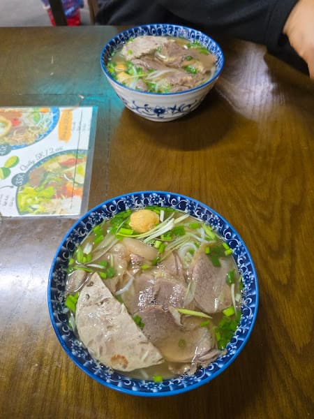 Hình ảnh Bún Bò Huế Chị Chị Em Em - 2