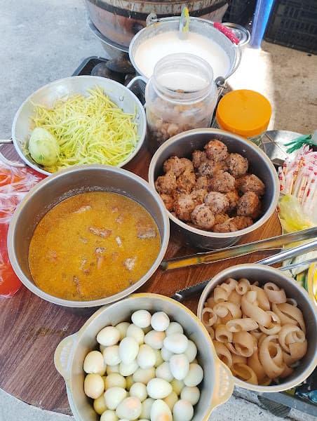 Ảnh bìa Bánh căn chị phố