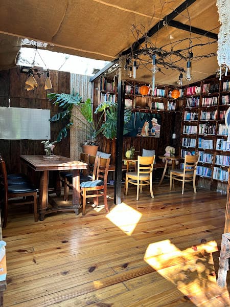 Hình ảnh Mọt Cafe & Books - Tiệm cà phê sách Đà Lạt - 3
