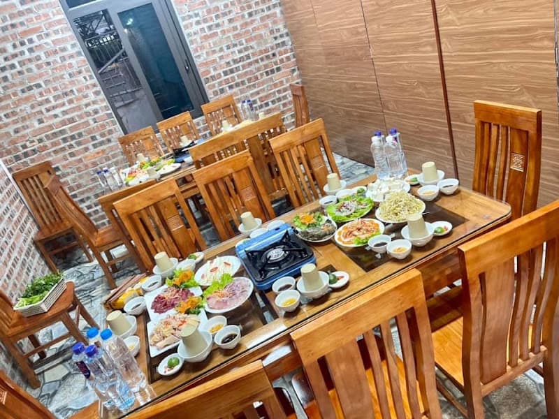 Nhà Hàng Phố Núi