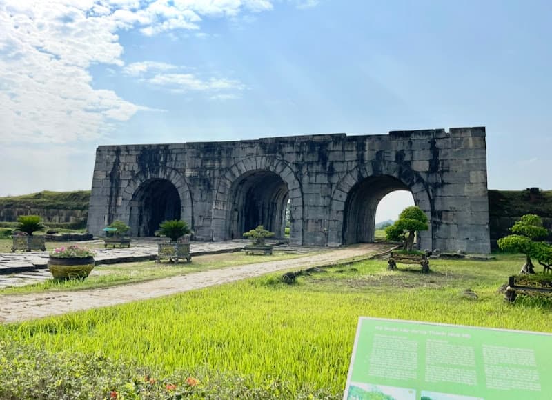 Di Tích Lịch Sử La Thành Thành Nhà Hồ