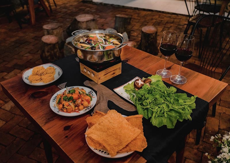 Hình ảnh Tiệm Gà Hạnh Phúc - Gà Nướng Cơm Lam & Lẩu Gà Lá é - 4