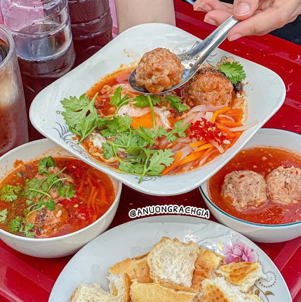 Bánh mì xíu mại Hoa Cúc