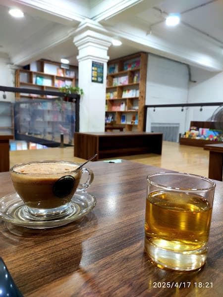 Hình ảnh Càfe Sách Đông Tây. - 2