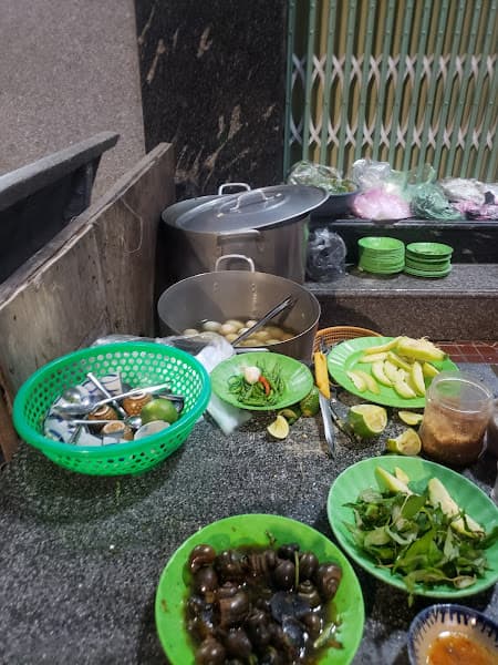 Ốc um và ăn vặt