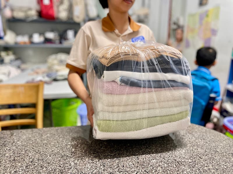 Hình ảnh Giặt ủi Miss Giang - Giặt sấy lấy nhanh, giặt hấp áo vest, giặt chăn mền, ủi hơi nước, vệ sinh giày, giặt rèm cửa - 3