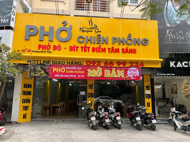 Phở chiên phồng Nguyễn Gia