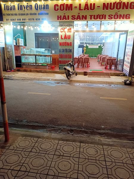 QUÁN HẢI SẢN TƯƠI SỐNG: TUẤN TUYÊN QUÁN toàn bộ phòng ăn có điều hòa miễn phí