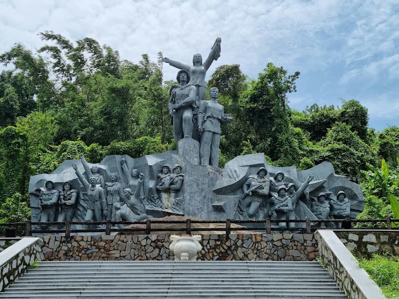 Ảnh bìa Tượng đài Chị Sứ