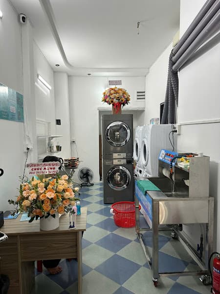 Hình ảnh Áo Mây Nguyễn Gia Trí - Giặt Sấy, Giặt Hấp, Vệ Sinh Giày - 3